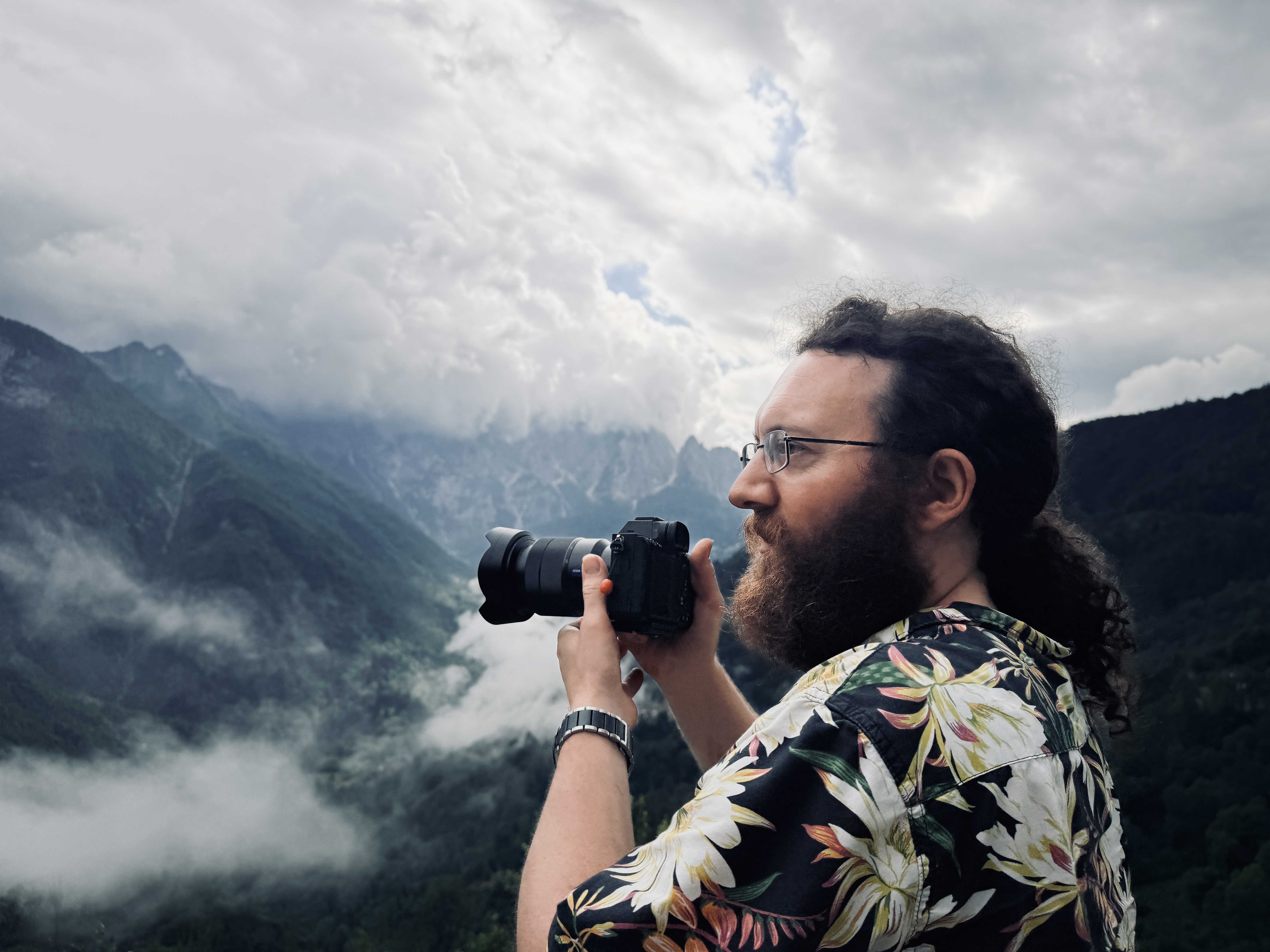 Philipp mit seiner Kamera in den Bergen
